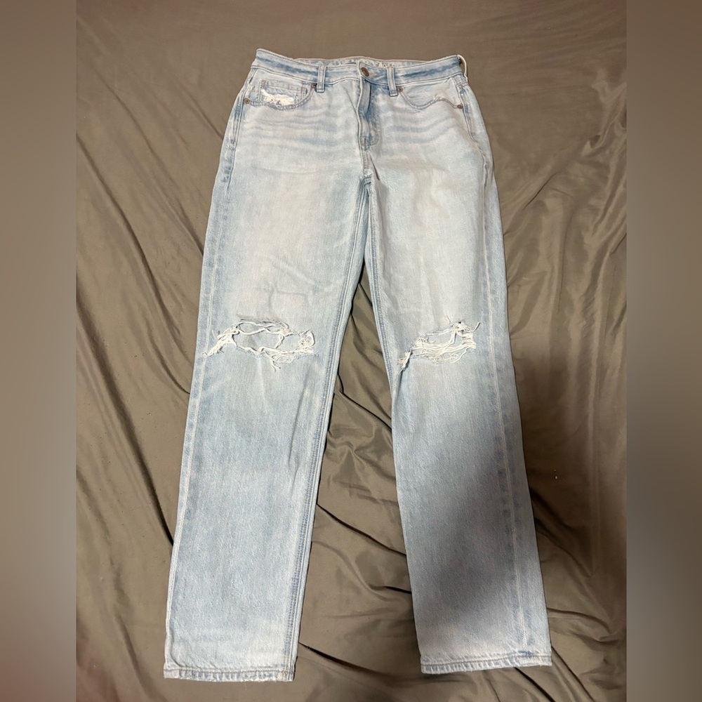 American eagle outfitters Light Wash Distressed Boyfriend Jeans size 6